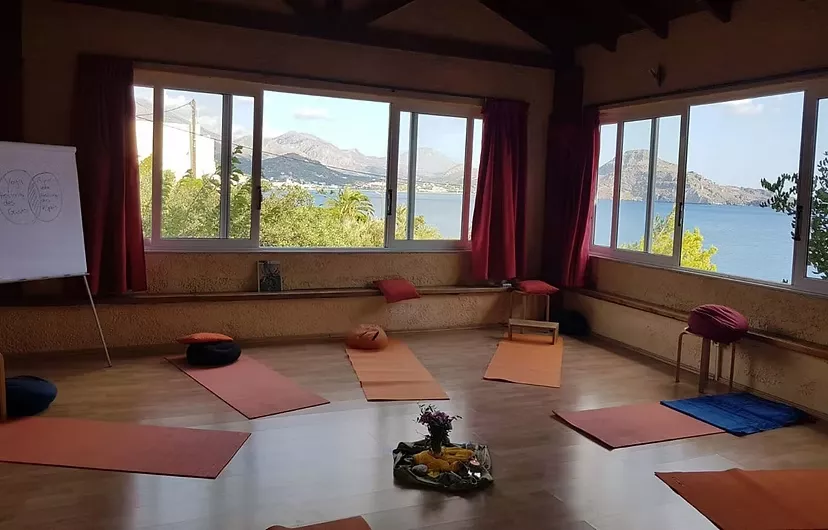 Heller Seminarraum mit Yogamatten und Panoramablick aufs Meer